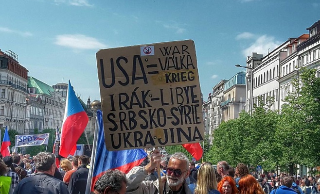 В центре Праги проходит демонстрация против беженцев и Евросоюза