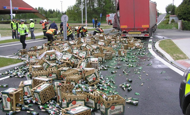 Десятки ящиков чешского пива высыпались из фуры