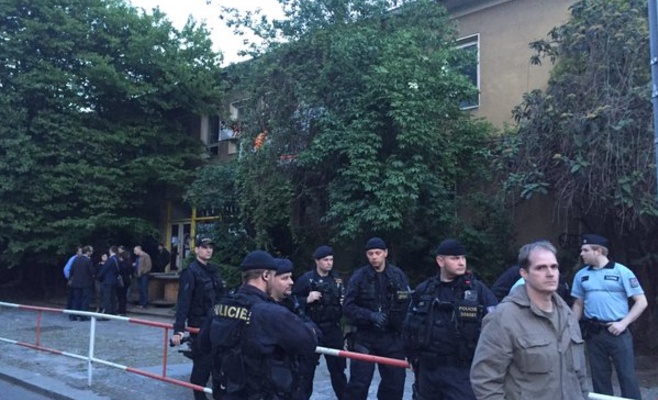 Неизвестный «заминировал» центр «Клиника». Спецназ никого не пускал в здание, начались протесты