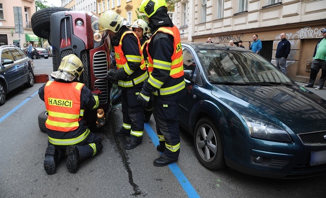 В центре Праги неизвестный разбил 4 автомобиля и скрылся