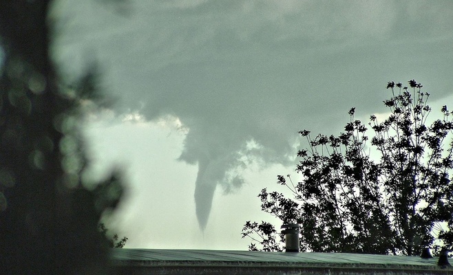 Необычное природное явление: В Чехии зафиксировали торнадо