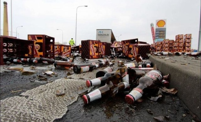 В Праге ящики с пивом вылетели из фуры