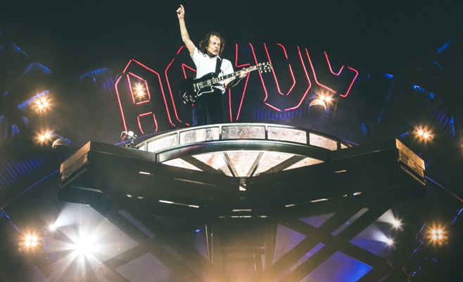 AC/DC представила официальное видео с концерта в Праге