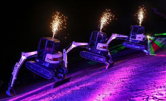 Международный фестиваль уличных театров «За дверью»