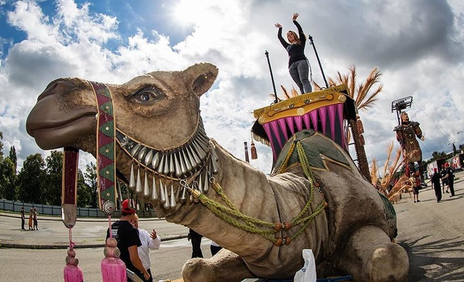 Международный фестиваль уличных театров «За дверью»