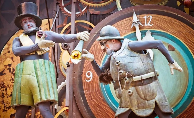 Международный фестиваль уличных театров «За дверью»