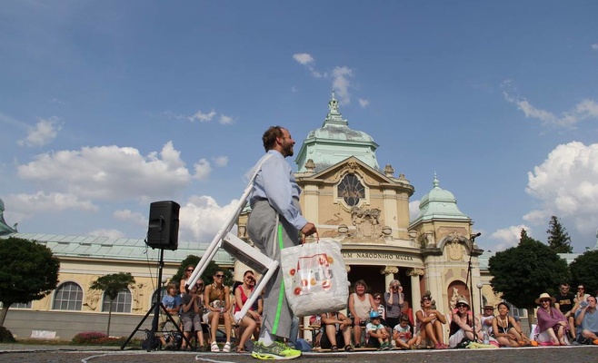 Международный фестиваль уличных театров «За дверью»