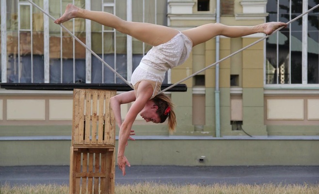 Международный фестиваль уличных театров «За дверью»