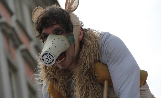 Международный фестиваль уличных театров «За дверью»