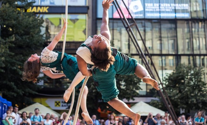 Международный фестиваль уличных театров «За дверью»