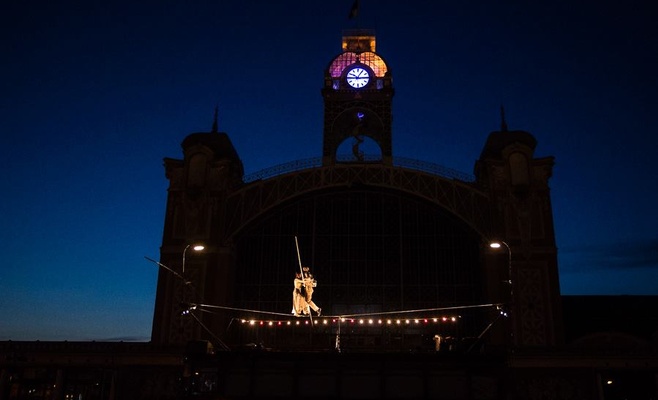 Международный фестиваль уличных театров «За дверью»