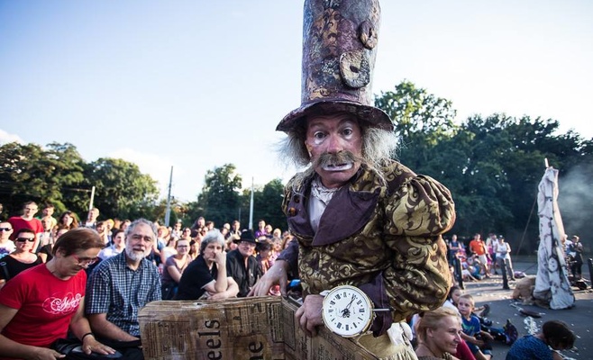 Международный фестиваль уличных театров «За дверью»