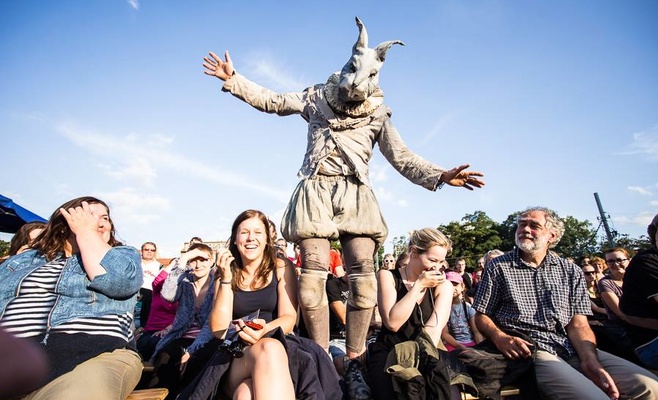 Международный фестиваль уличных театров «За дверью»