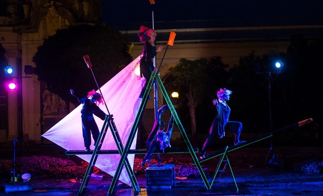 Международный фестиваль уличных театров «За дверью»