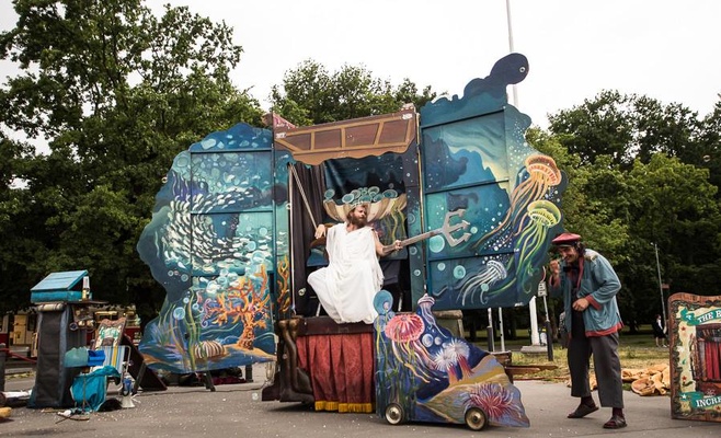 Международный фестиваль уличных театров «За дверью»