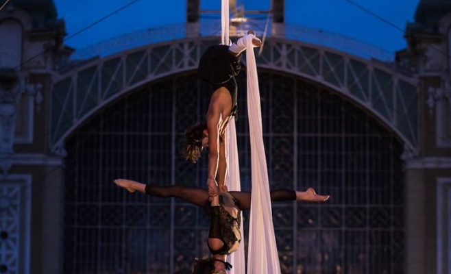 Международный фестиваль уличных театров «За дверью»