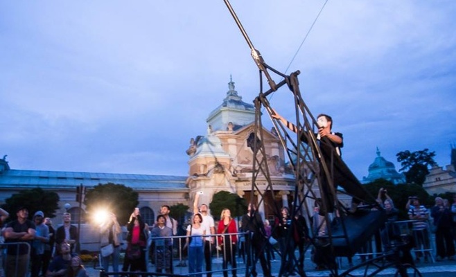 Международный фестиваль уличных театров «За дверью»