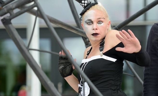 Международный фестиваль уличных театров «За дверью»