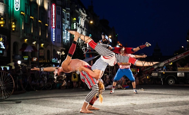 Международный фестиваль уличных театров «За дверью»