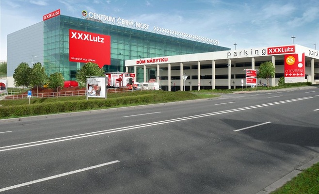 Очередь и давка не помешали открытию нового мебельного магазина в Праге