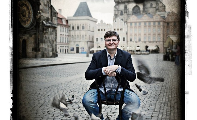 Выставка Алены Грбковой «Актёры и город»