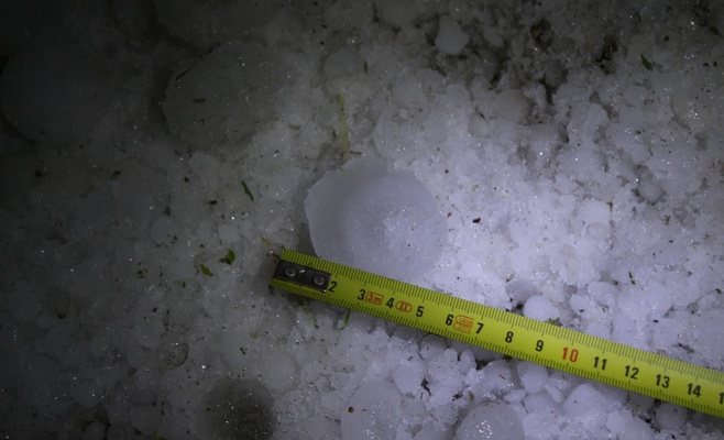 Град в Чехии испортил автомобили и ломал мебель. Надвигается ещё одна буря