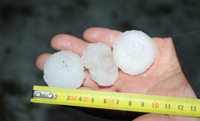 Град в Чехии испортил автомобили и ломал мебель. Надвигается ещё одна буря