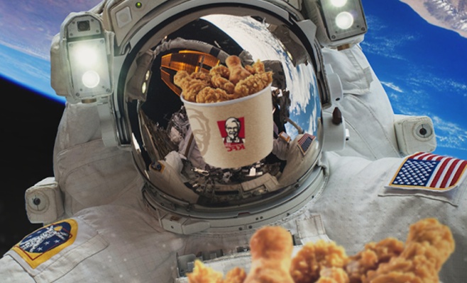 KFC бесплатно привезет еду домой