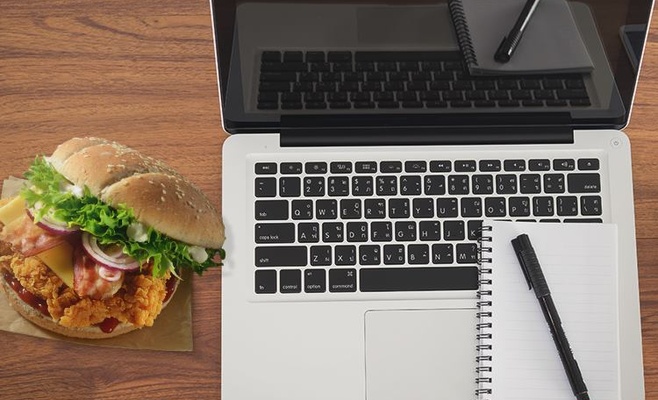 KFC бесплатно привезет еду домой