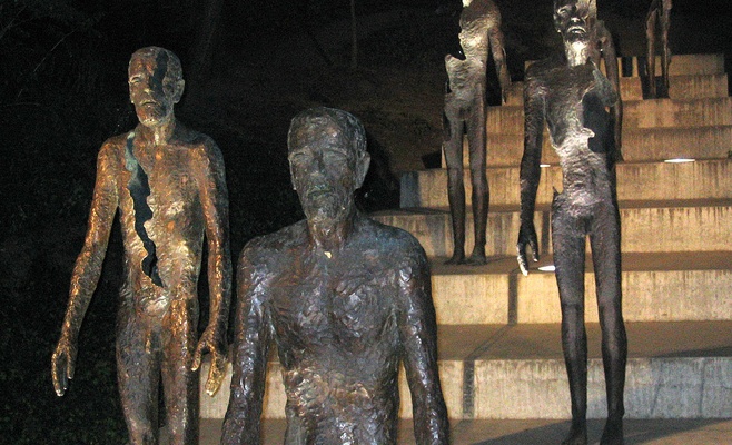 Видео: Вандалы изуродовали мемориал жертвам коммунизма