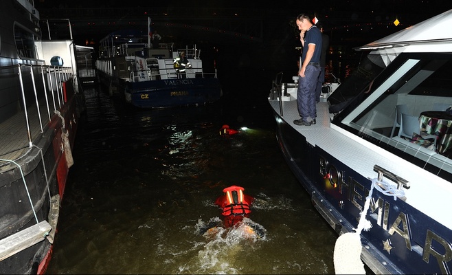 В Праге утонул мужчина, упавший в реку с корабля
