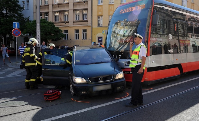 Авария в Праге: трамвай столкнулся с автомобилем