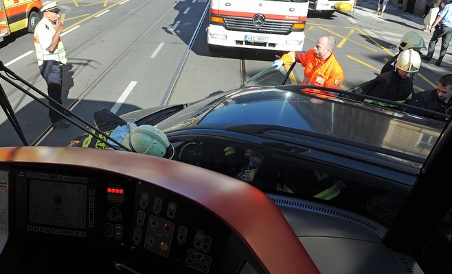 Авария в Праге: трамвай столкнулся с автомобилем