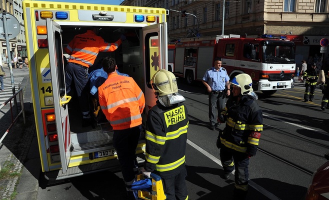 Авария в Праге: трамвай столкнулся с автомобилем