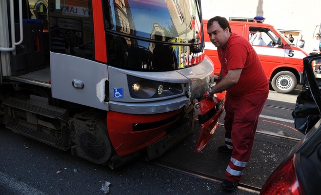 Авария в Праге: трамвай столкнулся с автомобилем