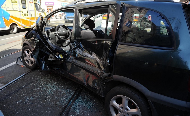 Авария в Праге: трамвай столкнулся с автомобилем