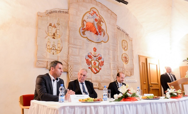 Президент Чехии отправился в Армению и Македонию