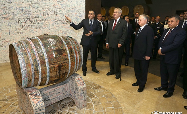Президент Чехии посетил Ереванский коньячный завод