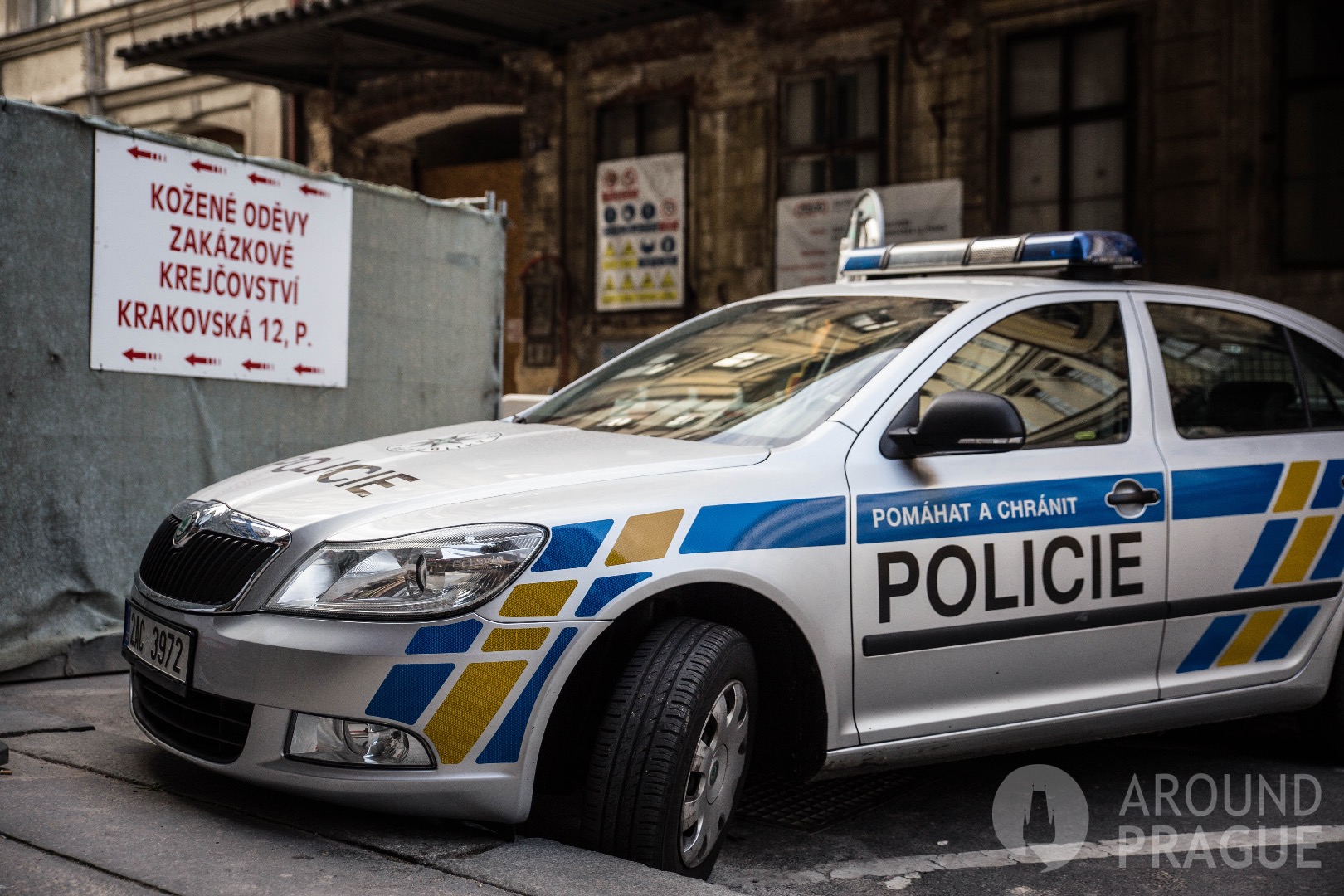 Пьяная чешка пыталась сесть за руль полицейского автомобиля