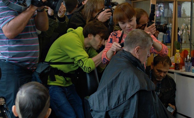 Министр финансов побывал на вьетнамском рынке в Праге. Дешево поел и подстригся