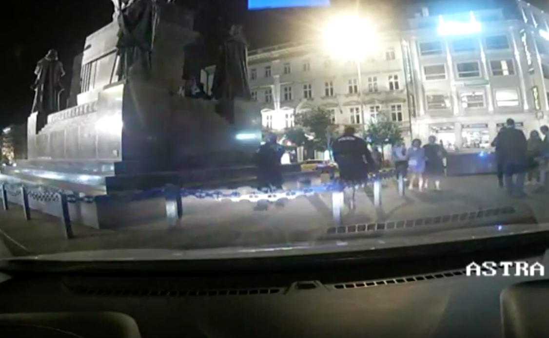 Видео: Пьяная чешка залезла на памятник св. Вацлаву в центре Праги