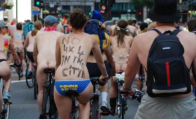 Сотни голых велосипедистов проедут по центру Праги