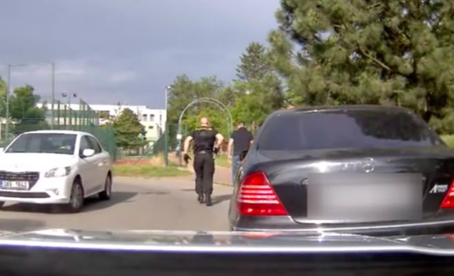 Видео: Пьяный украинец пытался дать взятку чешским полицейским