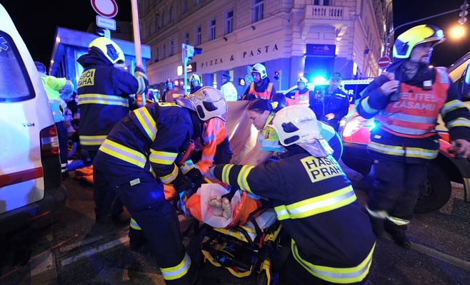 Авария в Праге. Скорая помощь врезалась в трамвай