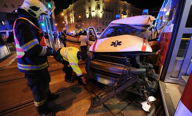 Авария в Праге. Скорая помощь врезалась в трамвай