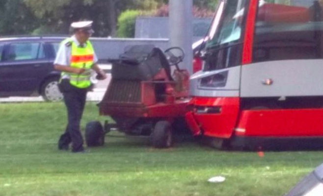 Нелепая авария: Трамвай врезался в газонокосилку