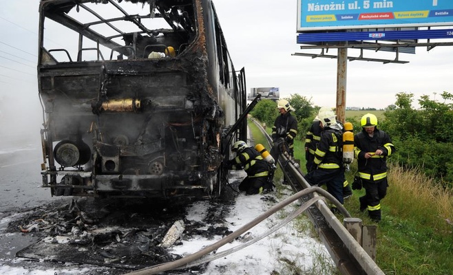 На Окружной автомагистрали Праги сгорел автобус