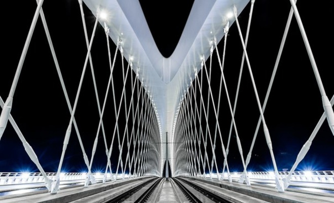 Неизвестные залезли на Тройский мост