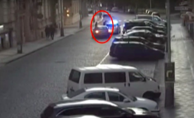 Молодые чехи прыгали по автомобилям в центре Праги