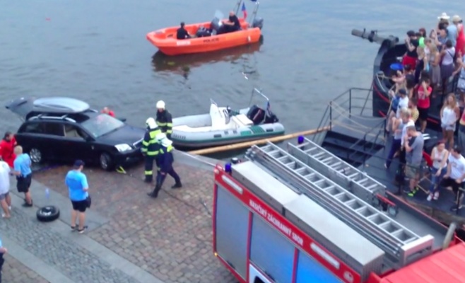 Пожарные вчера доставали автомобиль из реки в центре Праги